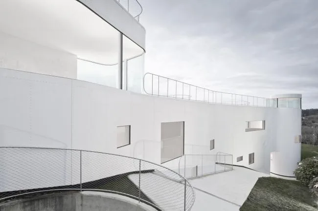 BIM Architecture | Pure as Water, Light Waves and Calm: Spanish V Residential/Dosis