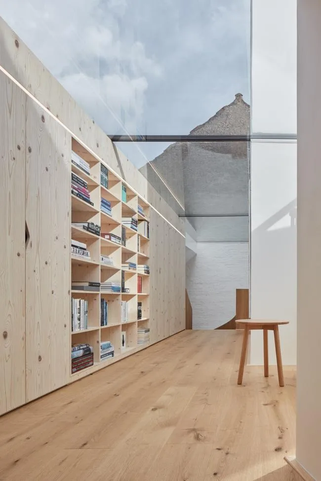 BIM Architecture | A playful white small house: Prague Vacation Home/Atelier 111 Architekti