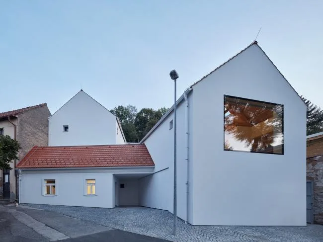 BIM Architecture: A Charming White Cottage – Prague Vacation Home by Atelier 111 Architekti-BIM WORLD
