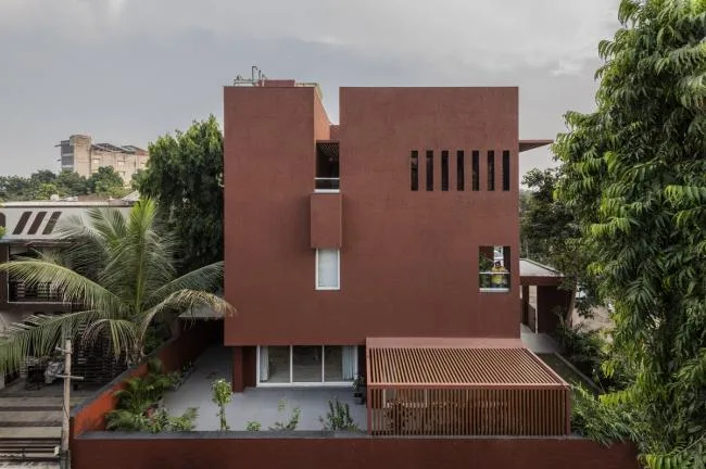 BIM Architecture | Passionate like fire, introverted like a plow ox: India's 'Red Box' Home/The Grid Architects