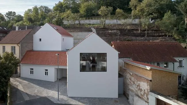 BIM Architecture | A playful white small house: Prague Vacation Home/Atelier 111 Architekti
