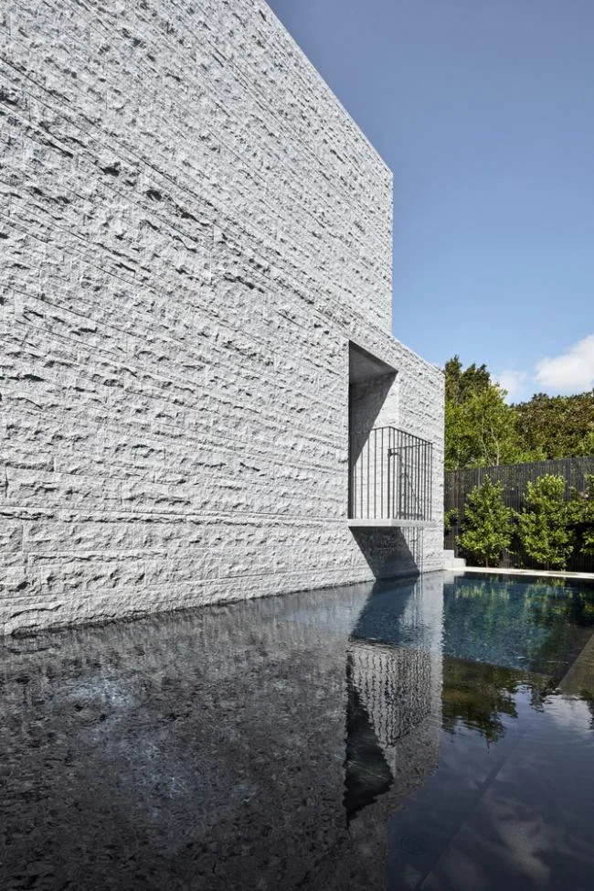 BIM Architecture | ethereal and lightweight: Amadale House/B.E Architecture