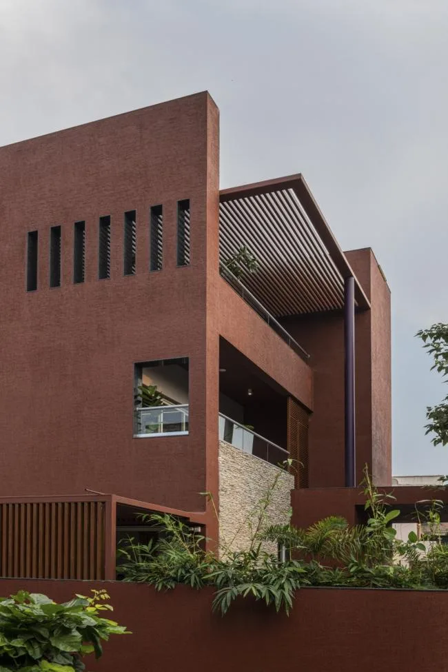 BIM Architecture | Passionate like fire, introverted like a plow ox: India's 'Red Box' Home/The Grid Architects