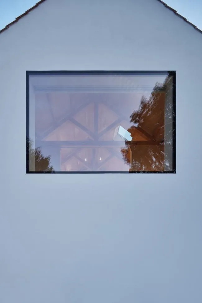BIM Architecture | A playful white small house: Prague Vacation Home/Atelier 111 Architekti