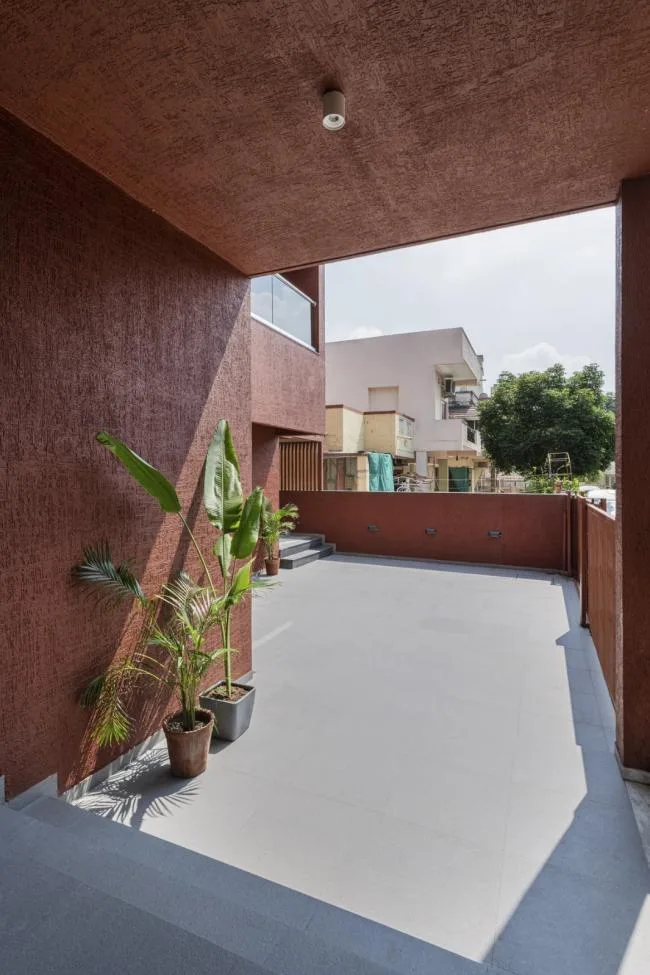 BIM Architecture | Passionate like fire, introverted like a plow ox: India's 'Red Box' Home/The Grid Architects