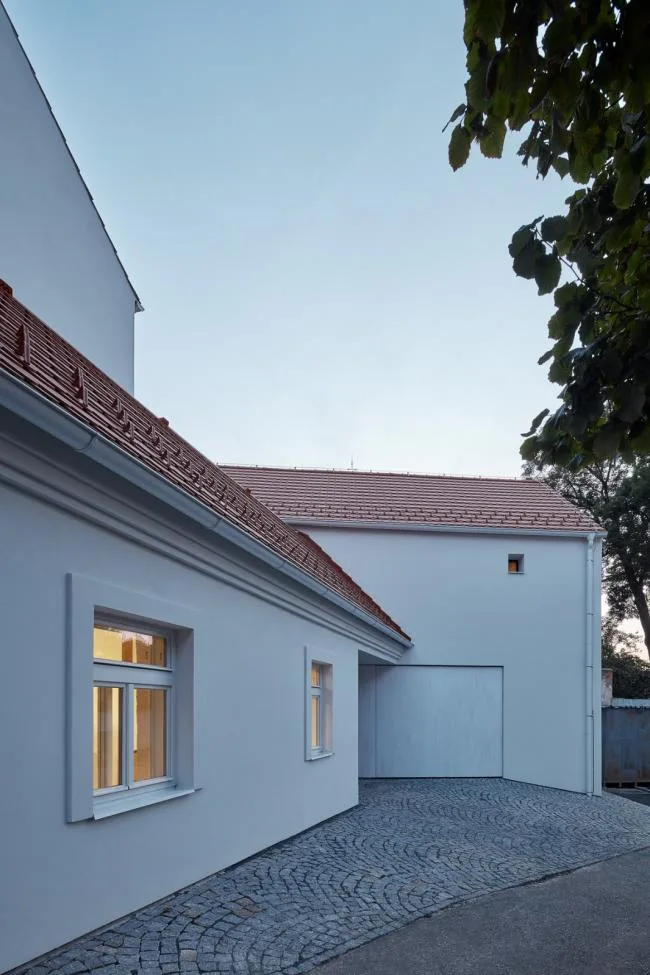 BIM Architecture | A playful white small house: Prague Vacation Home/Atelier 111 Architekti