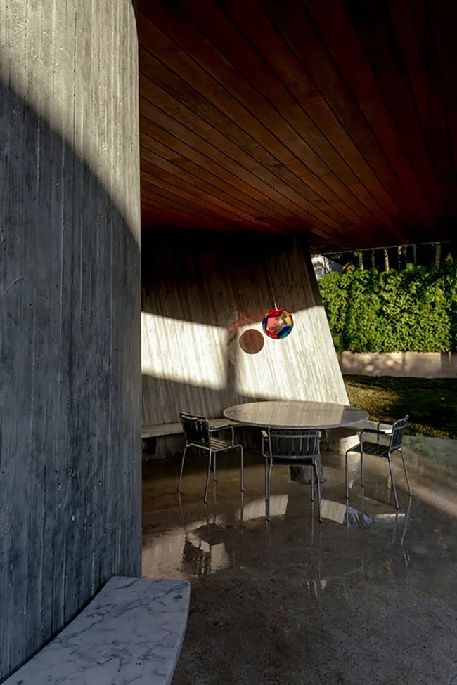 BIM Architecture | Geometric Freehand Concrete Sculpture: Solar Trajectory Residence/Christian Wassmann