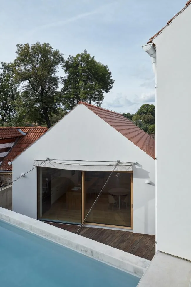 BIM Architecture | A playful white small house: Prague Vacation Home/Atelier 111 Architekti