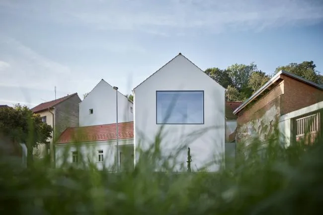 BIM Architecture | A playful white small house: Prague Vacation Home/Atelier 111 Architekti