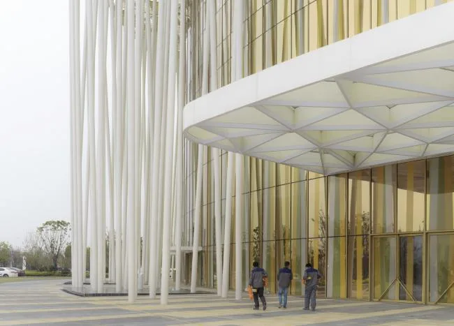BIM Architecture | "Bamboo Forest" Walk: the Taihu Lake Lake Theater/SCA | Steven Chilton Architects