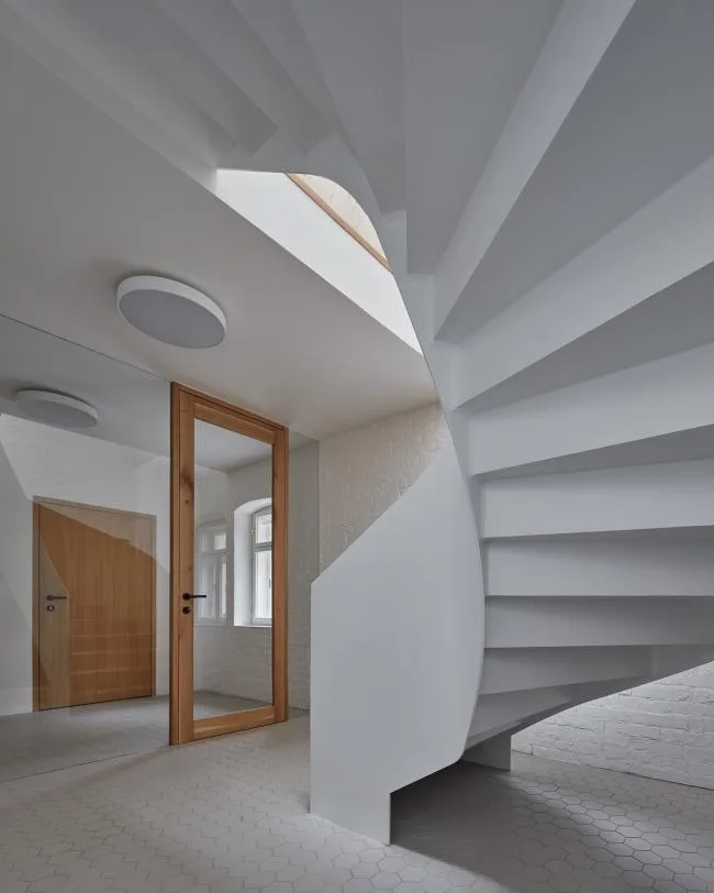 BIM Architecture | A playful white small house: Prague Vacation Home/Atelier 111 Architekti