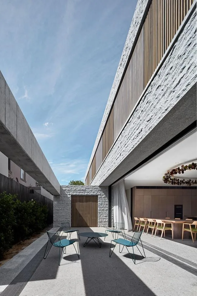 BIM Architecture | ethereal and lightweight: Amadale House/B.E Architecture