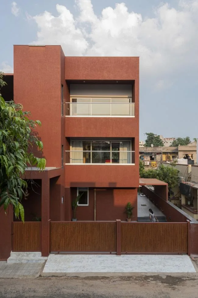 BIM Architecture | Passionate like fire, introverted like a plow ox: India's 'Red Box' Home/The Grid Architects