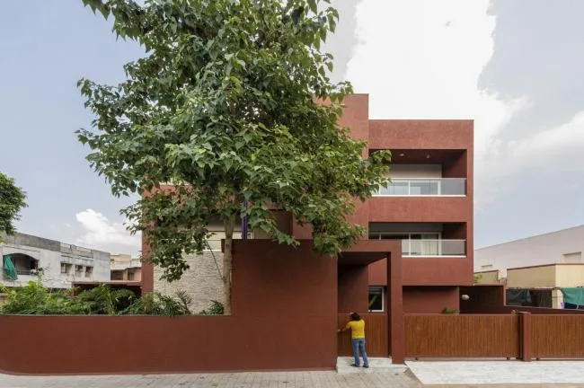 BIM Architecture | Passionate like fire, introverted like a plow ox: India's 'Red Box' Home/The Grid Architects