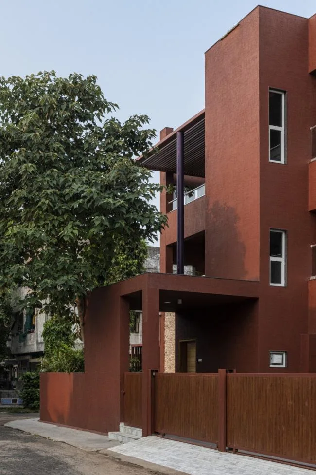 BIM Architecture | Passionate like fire, introverted like a plow ox: India's 'Red Box' Home/The Grid Architects