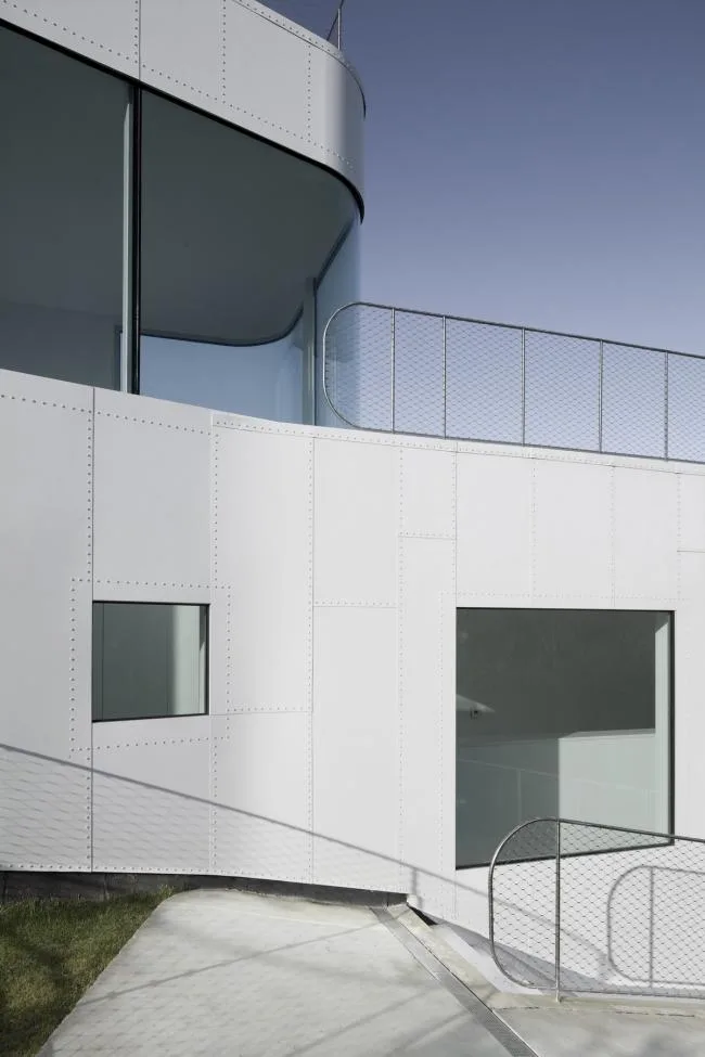 BIM Architecture | Pure as Water, Light Waves and Calm: Spanish V Residential/Dosis
