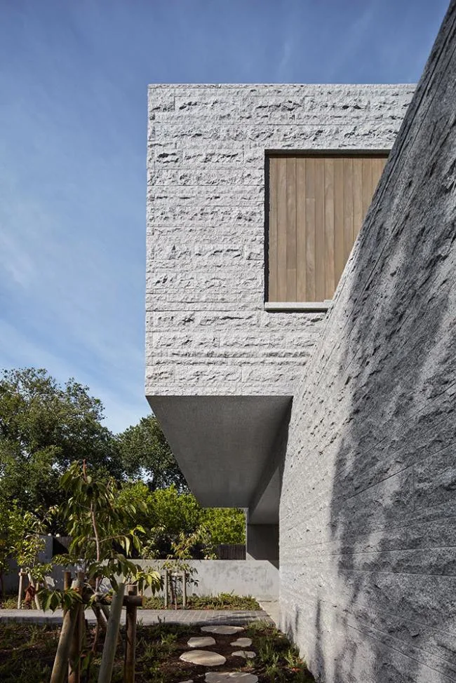 BIM Architecture | ethereal and lightweight: Amadale House/B.E Architecture
