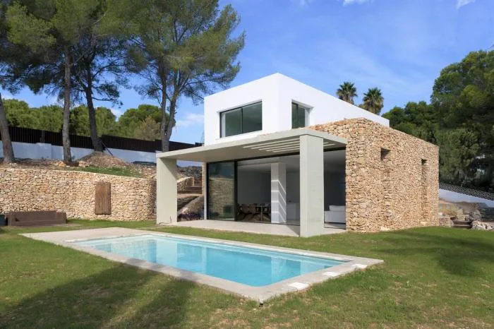 BIM Architecture | Integration of Primitive Brutality and Modern Elements: Baham/Moreira House