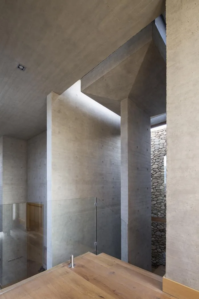 BIM Architecture | Giant Stones Embedded in the Site: Cerro la Cruz Residence/Turner Arquitectos