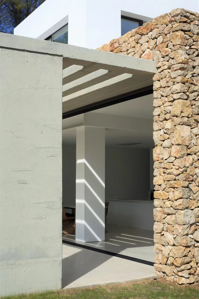 BIM Architecture | Integration of Primitive Brutality and Modern Elements: Baham/Moreira House