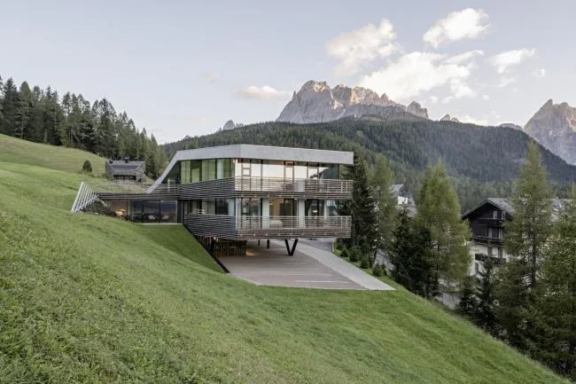 BIM Architecture | Living on the Mountain - Strata Hotel/Plasma Studio