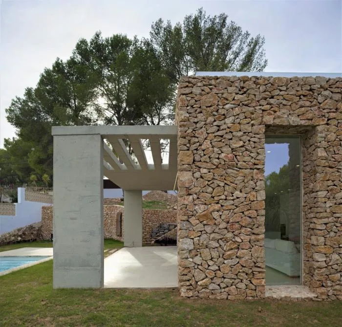 BIM Architecture | Integration of Primitive Brutality and Modern Elements: Baham/Moreira House