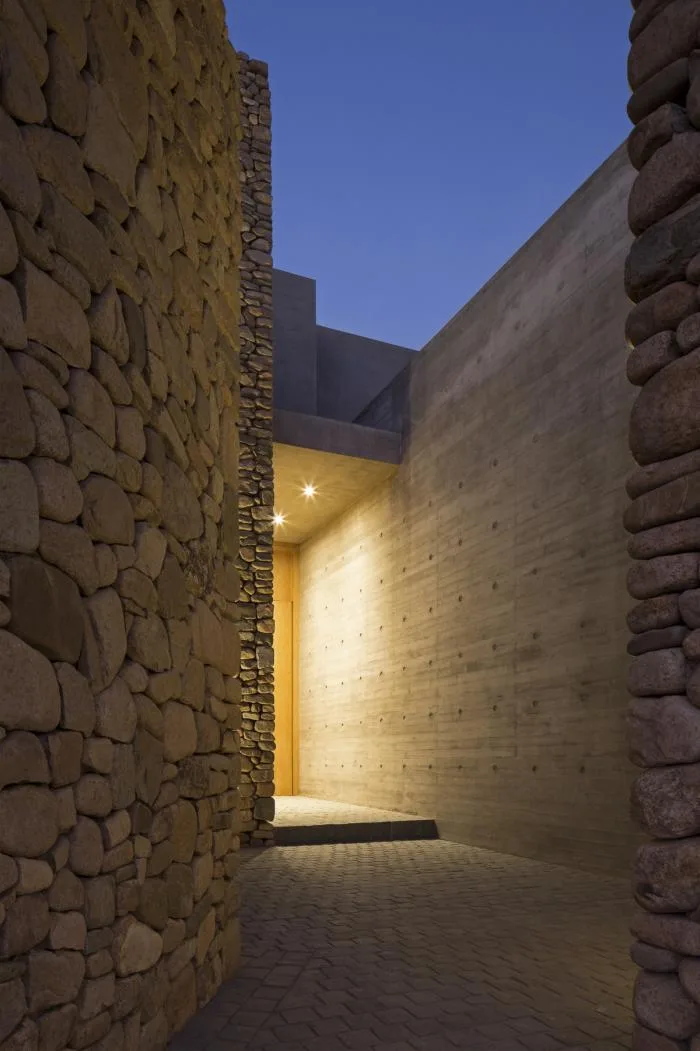 BIM Architecture | Giant Stones Embedded in the Site: Cerro la Cruz Residence/Turner Arquitectos