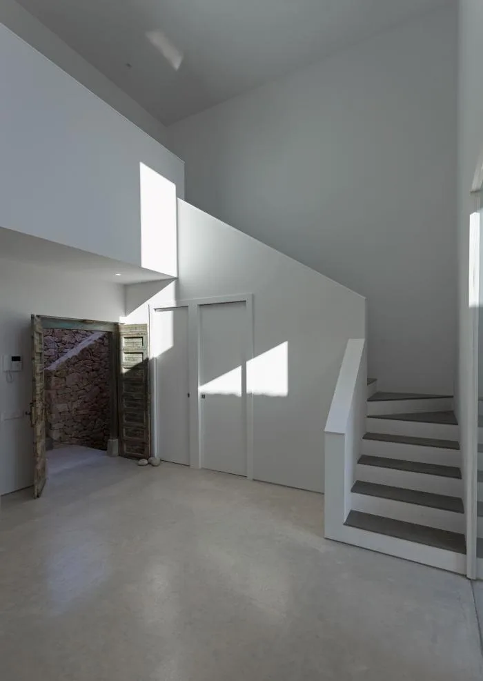 BIM Architecture | Integration of Primitive Brutality and Modern Elements: Baham/Moreira House