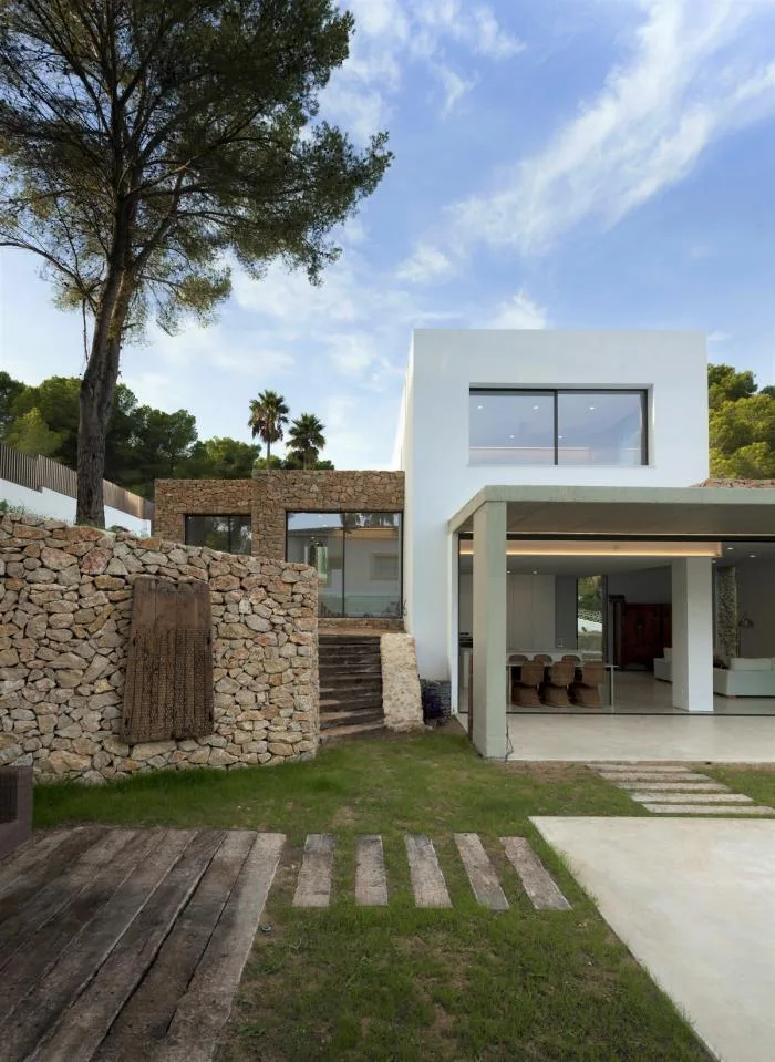 BIM Architecture | Integration of Primitive Brutality and Modern Elements: Baham/Moreira House