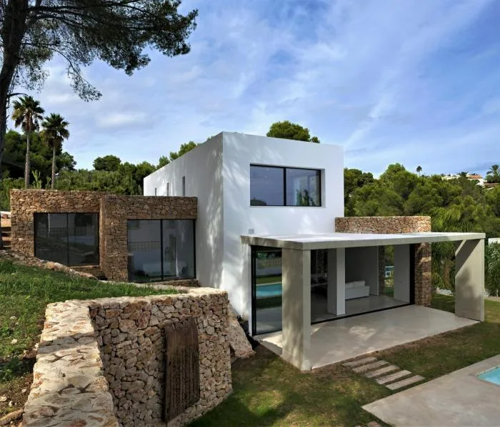 BIM Architecture | Integration of Primitive Brutality and Modern Elements: Baham/Moreira House