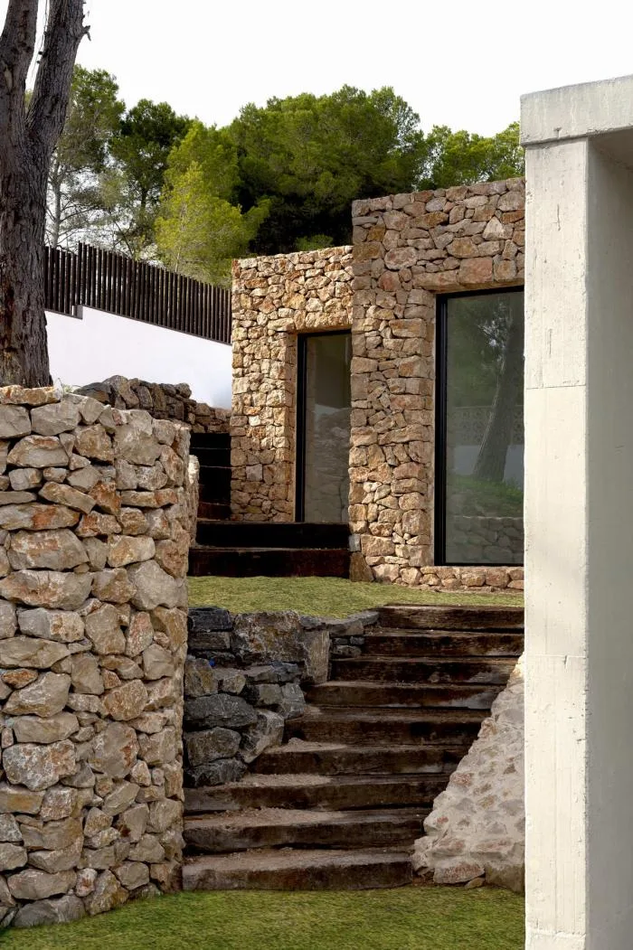 BIM Architecture | Integration of Primitive Brutality and Modern Elements: Baham/Moreira House