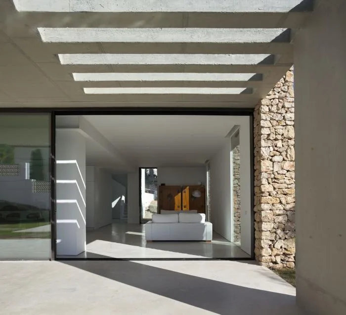 BIM Architecture | Integration of Primitive Brutality and Modern Elements: Baham/Moreira House