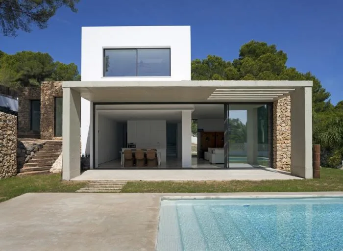 BIM Architecture | Integration of Primitive Brutality and Modern Elements: Baham/Moreira House