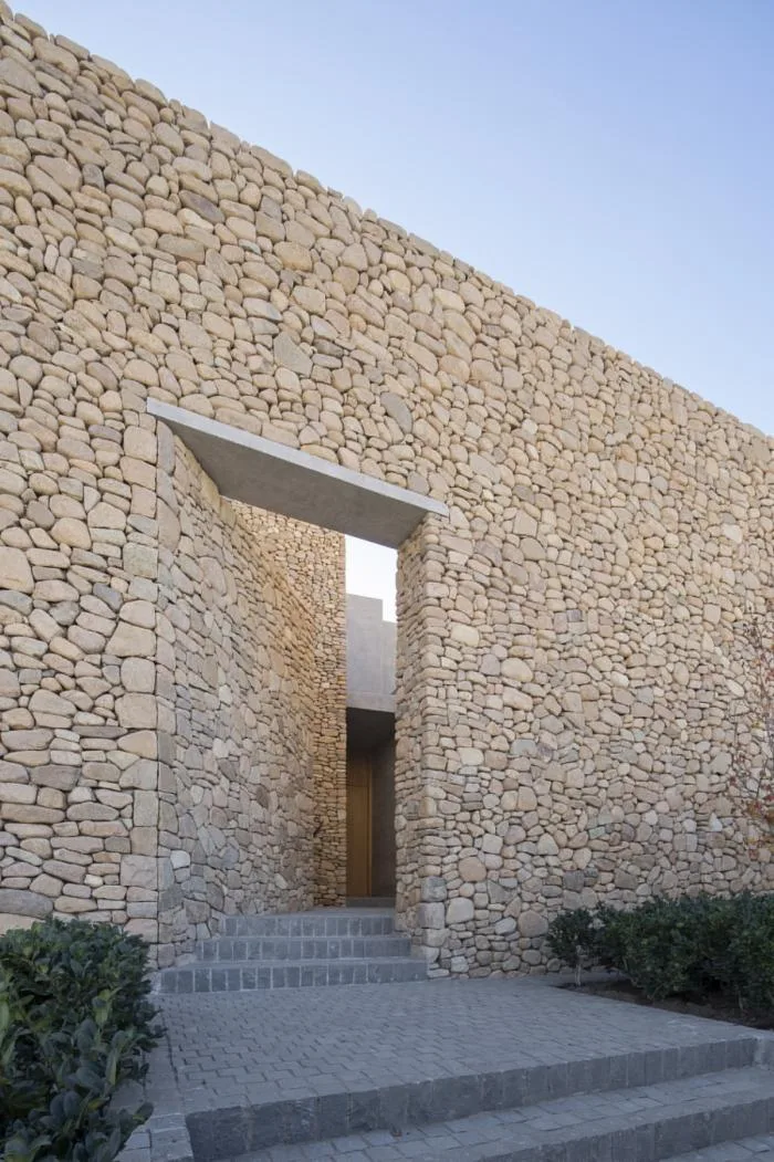 BIM Architecture | Giant Stones Embedded in the Site: Cerro la Cruz Residence/Turner Arquitectos