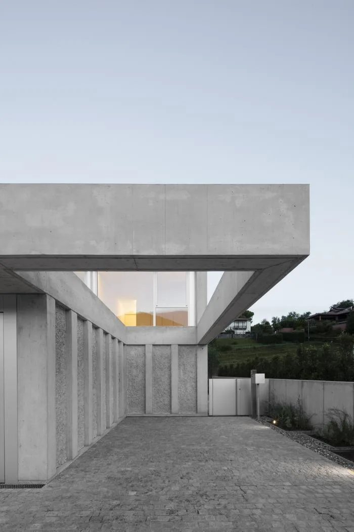 BIM Architecture | Misaligned Composition, Simplicity with Tension - Komano Villa/DF-DC