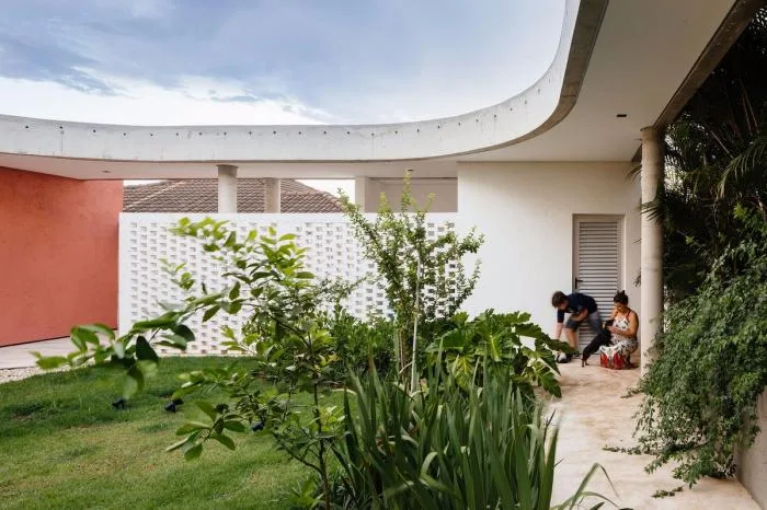 BIM Architecture | Garden style Residence with Square and Circle Creation: Cauman's Home/Est ú dio BRA