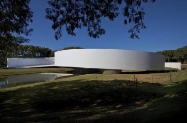 BIM Architecture: Japan Immigration Museum by Gustavo Penna Inspired by a Flowing White Ribbon-BIM WORLD