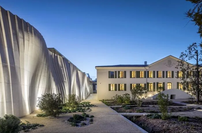 BIM Architecture | Soft and undulating white waves: Chateau de la Roche Brothers