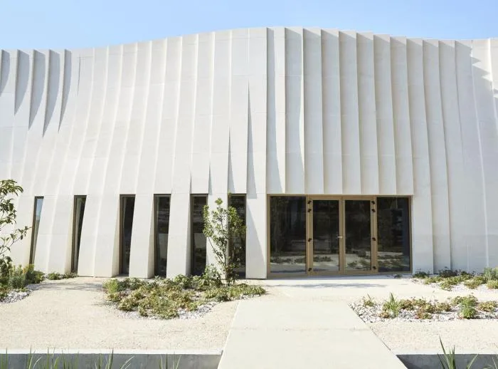 BIM Architecture | Soft and undulating white waves: Chateau de la Roche Brothers