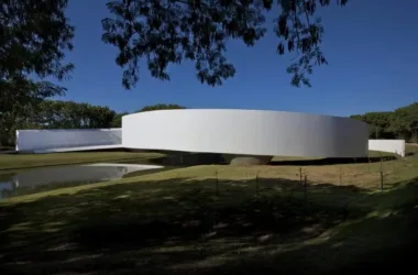 BIM Architecture: Japan Immigration Museum by Gustavo Penna Inspired by a Flowing White Ribbon-BIM WORLD