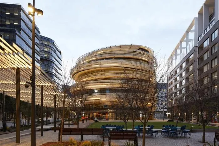 BIM Architecture | Sculptures Surrounded by Curved Wooden Screens: Sydney Stock Exchange/Kengo Kuma Architecture Urban Design Firm
