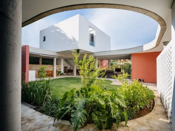 BIM Architecture | Garden style Residence with Square and Circle Creation: Cauman's Home/Est ú dio BRA