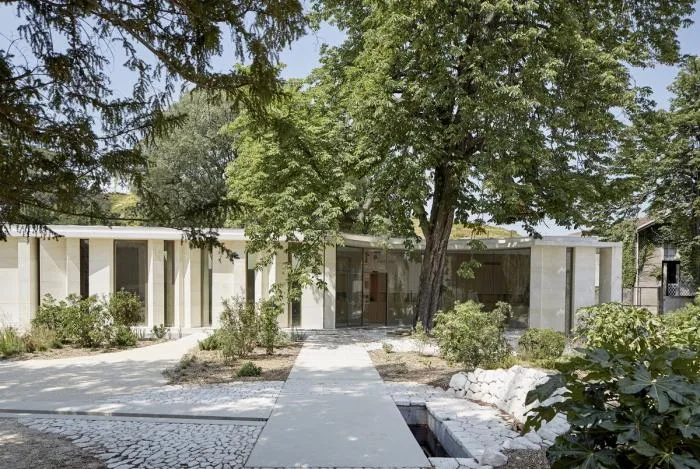 BIM Architecture | Soft and undulating white waves: Chateau de la Roche Brothers