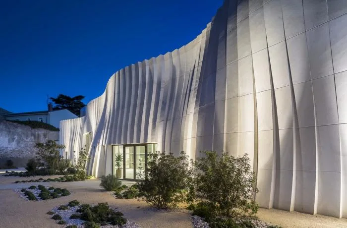 BIM Architecture | Soft and undulating white waves: Chateau de la Roche Brothers