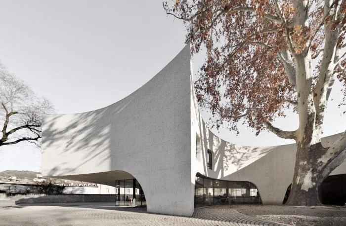 BIM Architecture | Integrating Classical and Mischievous Flying - Tourist Center Embracing Old Trees/MoDusArchitects
