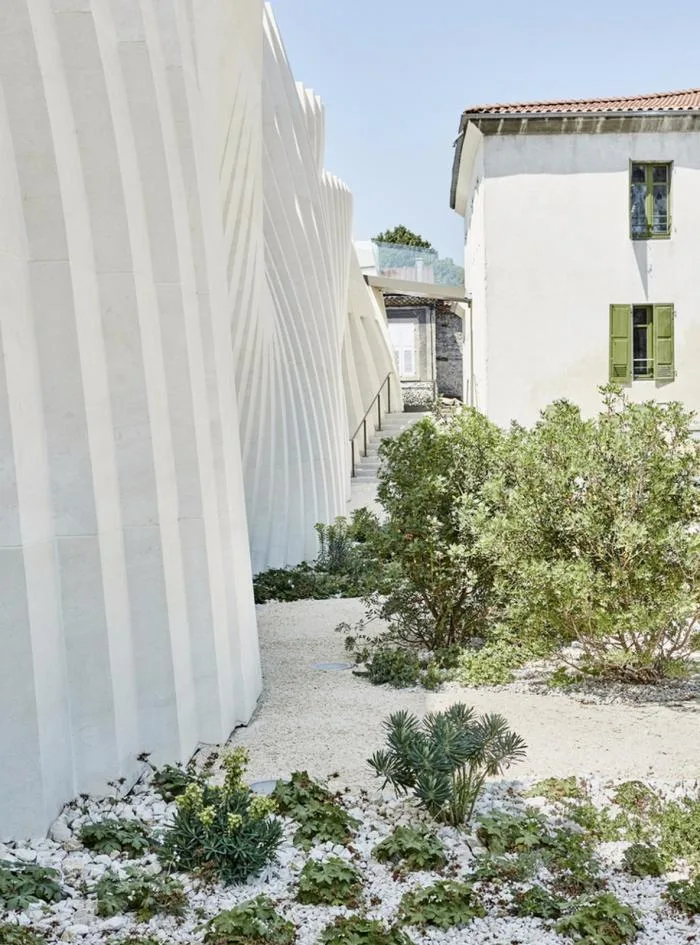 BIM Architecture | Soft and undulating white waves: Chateau de la Roche Brothers
