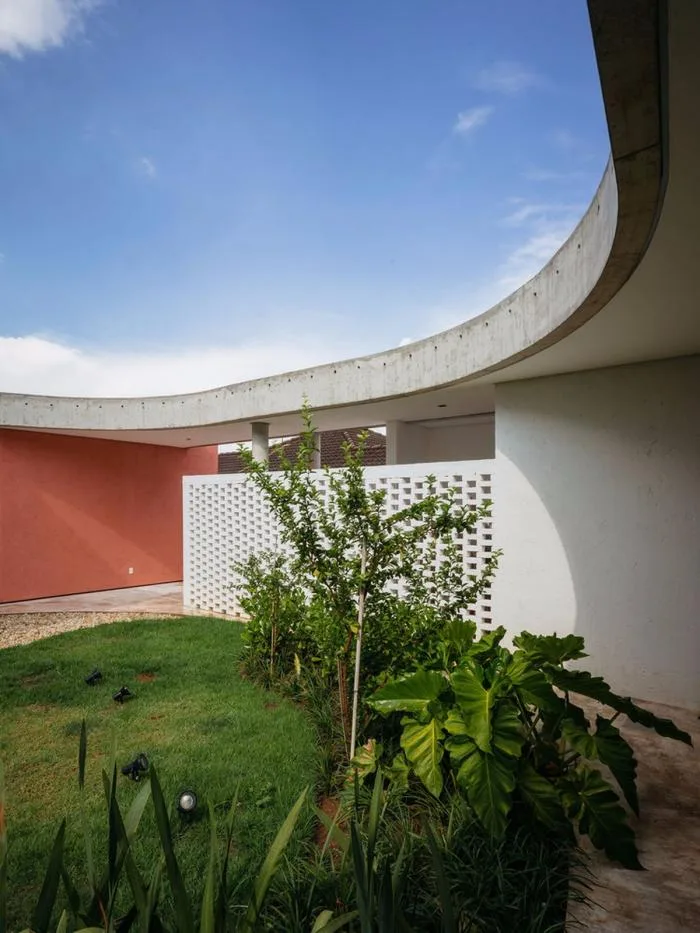 BIM Architecture | Garden style Residence with Square and Circle Creation: Cauman's Home/Est ú dio BRA