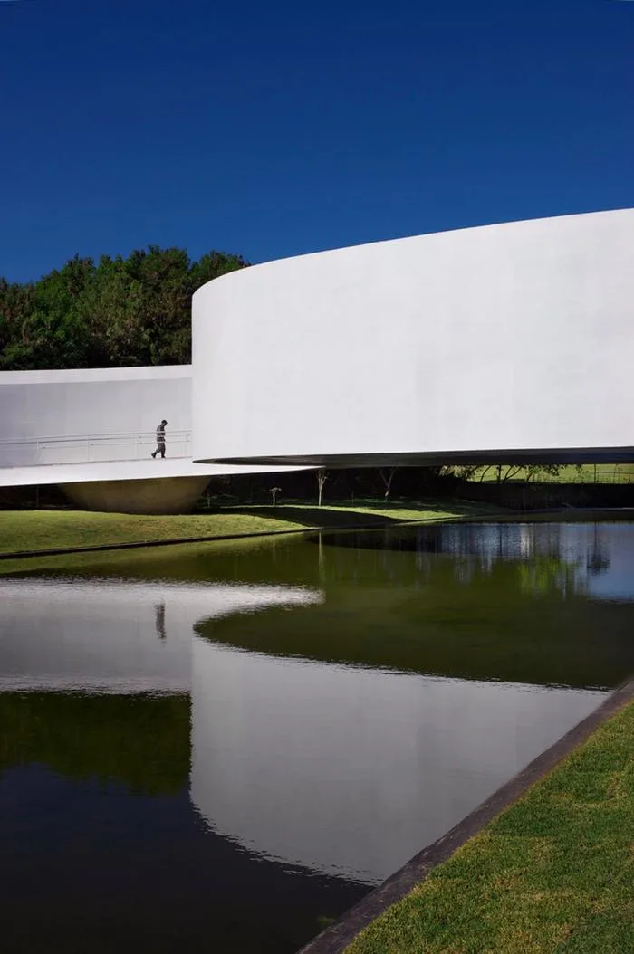BIM architecture | Like a flowing pure white ribbon: Japan Immigration Museum/Gustavo Penna
