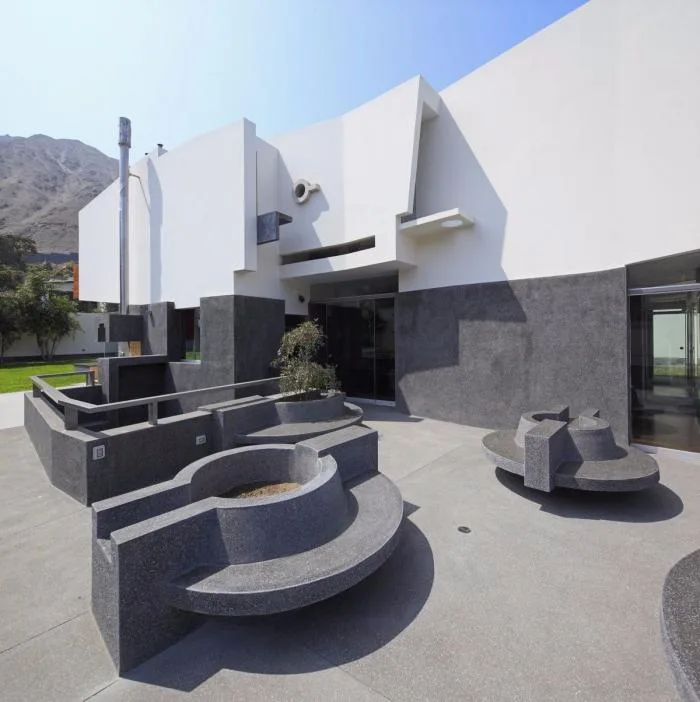 BIM Architecture | Like a "Living Container" Carved from Rock - Peru Permanent Residence/Longhi Architects