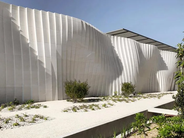 BIM Architecture | Soft and undulating white waves: Chateau de la Roche Brothers